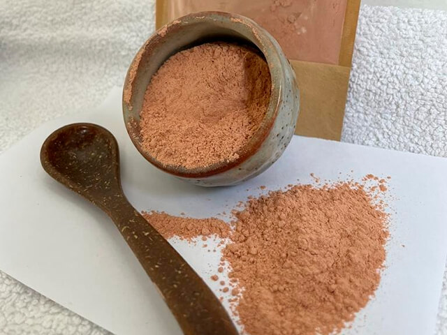 Cor rosa. Capacidade de absorção anfifílica suave. Acelera a homeostase da pele. Atividade antipoluição. Para peles normais, secas e/ou sensíveis.
